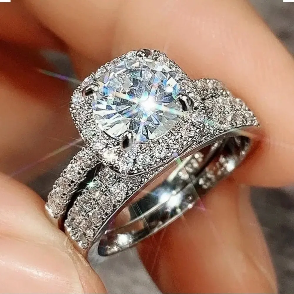 Elegant Silver Ring With Crystals Set.